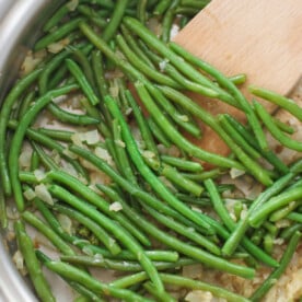 A close up shot of sauteed frozen green beans.